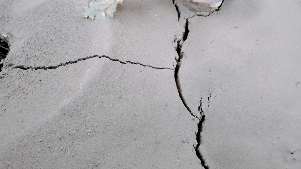 Concrete slab cracking due to lack of reinforcement